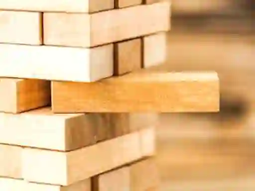 Igra Jenga spletu